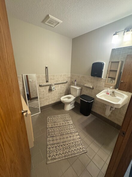 More Photos Of 444 N 12th Ave N, South Saint Paul Office For Lease