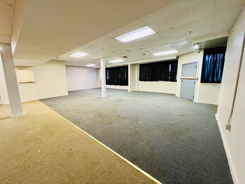 More Photos Of 1938 Airport Hwy, Toledo Freestanding For Sale