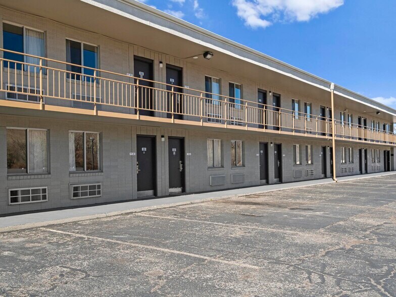 More Photos Of 1225 S State St, Salina Hotel For Sale