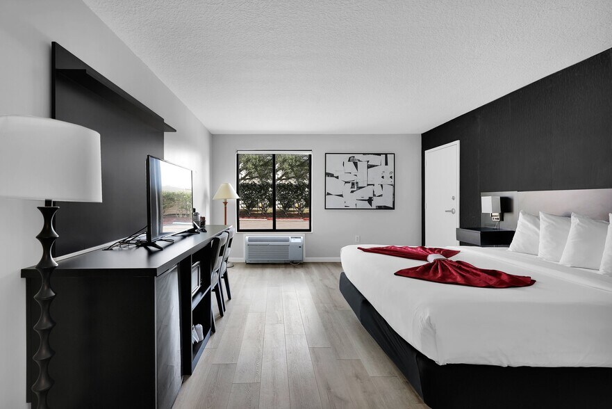 More Photos Of 9150 Baymeadows Rd, Jacksonville Hotel For Sale