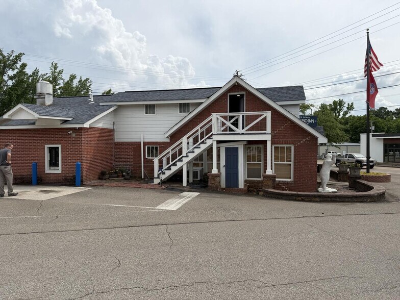 More Photos Of 114 Dogwood Ave, Middleton Auto Repair For Sale