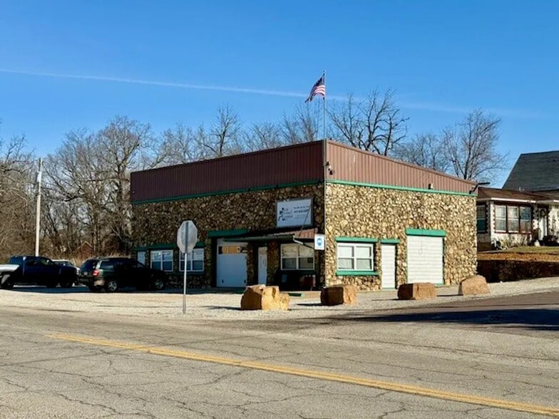 Primary Photo Of 301 N Elm St, Mountain View Auto Salvage Facility For Sale