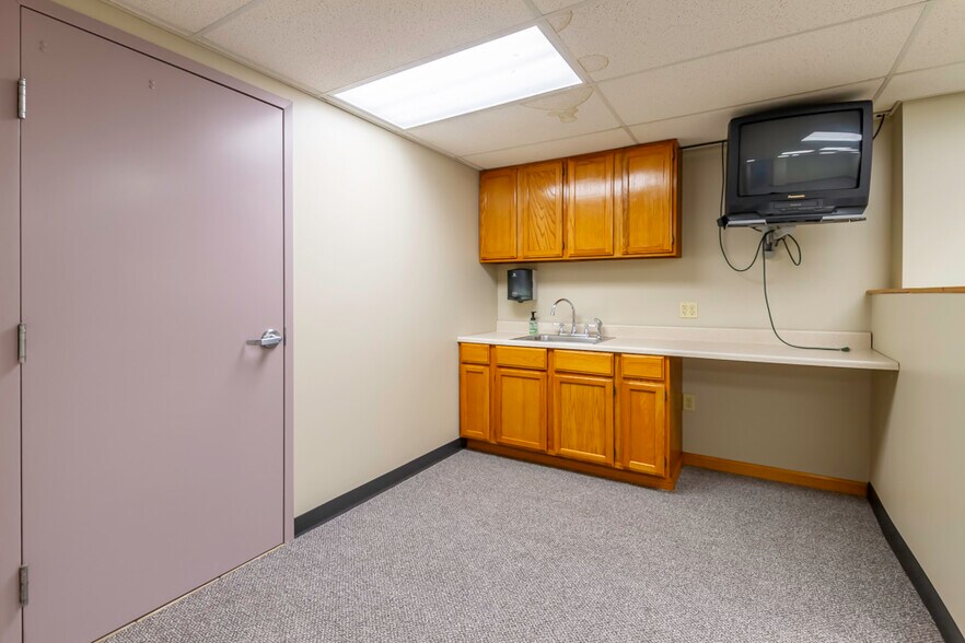 More Photos Of 2840 Mitthoeffer Pl, Indianapolis Warehouse For Sale