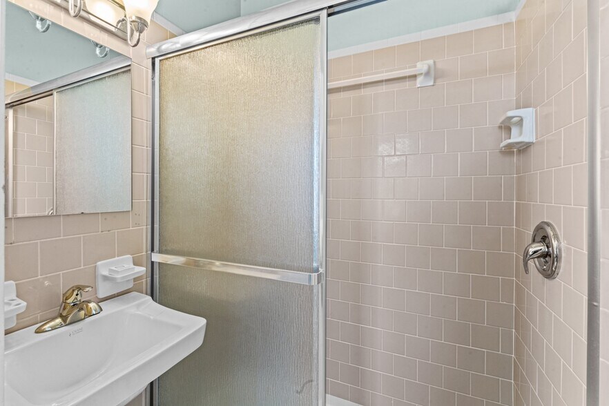 More Photos Of 738 E Main St, Belhaven Hotel For Sale
