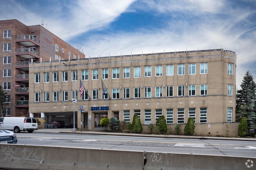 More Photos Of 241-02 Northern Blvd, Douglaston Office For Lease