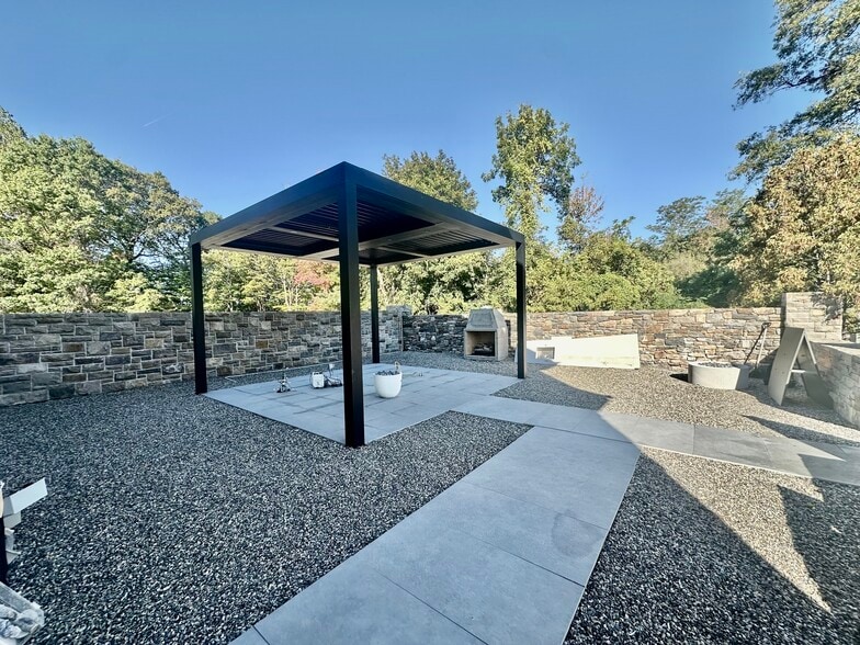 More Photos Of 1194 King St, Greenwich Freestanding For Lease