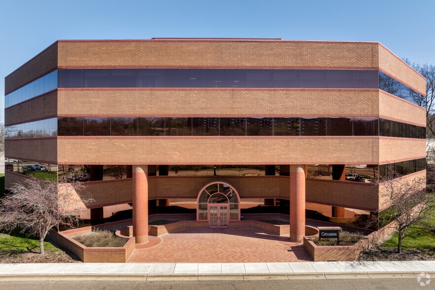 More Photos Of 555 W Crosstown Pky, Kalamazoo Office For Lease