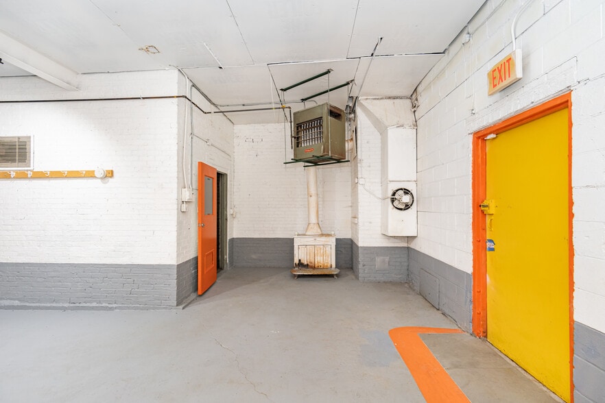 More Photos Of 4616 W Fullerton Ave, Chicago Light Manufacturing For Sale