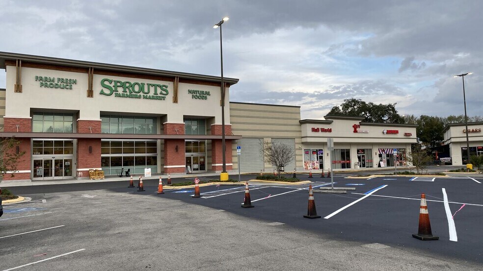 More Photos Of 3317 Lithia Pinecrest Rd, Valrico Unknown For Lease