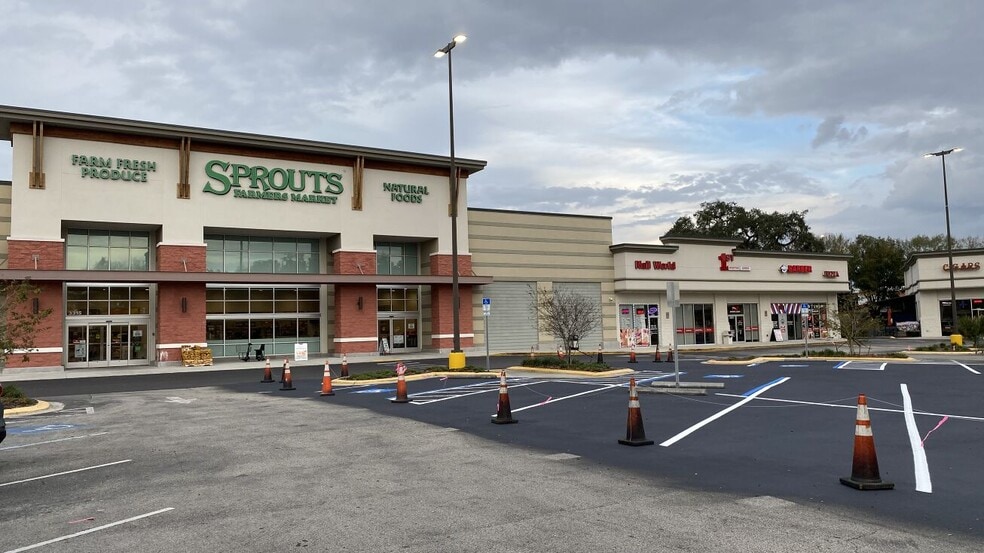 More Photos Of 3317 Lithia Pinecrest Rd, Valrico Unknown For Lease