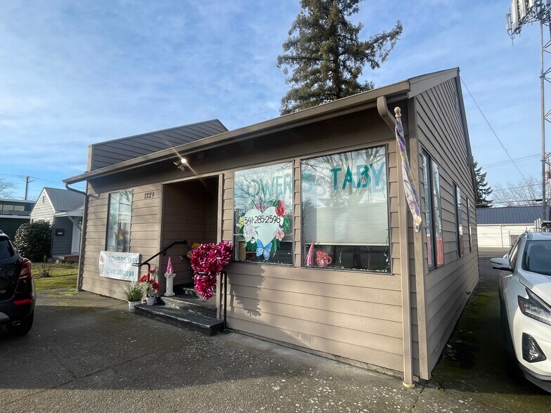 More Photos Of 1229 W 7th Ave, Eugene Storefront For Lease