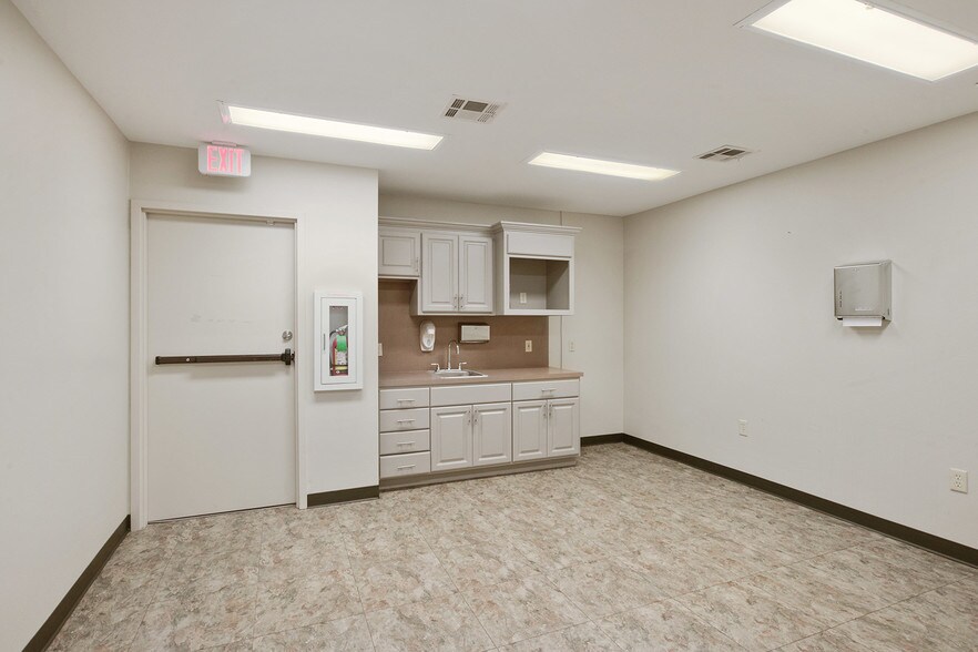 More Photos Of 2051 Silverside Dr, Baton Rouge Office For Sale