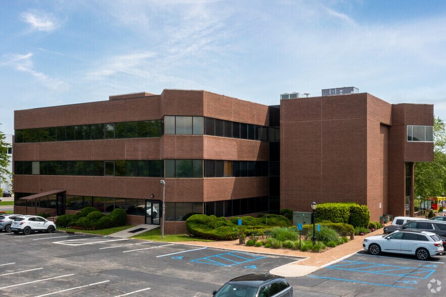 More Photos Of 2 Seaview Blvd, Port Washington Office For Lease