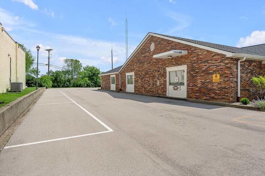 More Photos Of 250 Crossfield Dr, Versailles Industrial For Lease