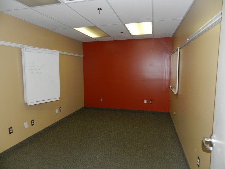 More Photos Of 7 N Saginaw St, Pontiac Office For Lease