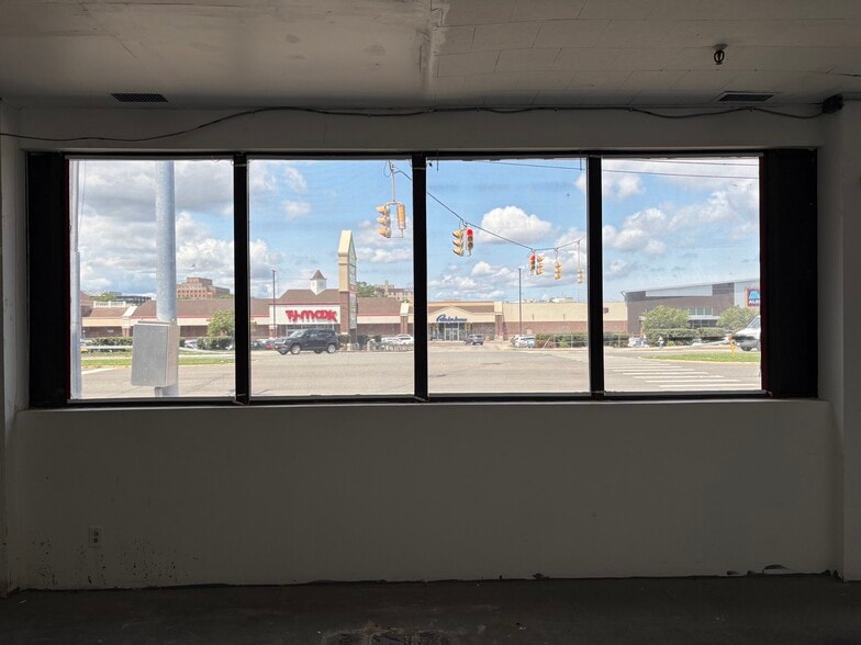 More Photos Of 299 Peninsula Blvd, Hempstead Showroom For Lease