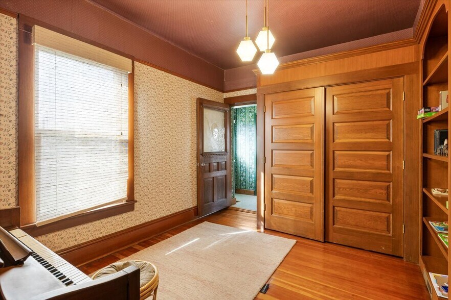 More Photos Of 139 SW I St, Grants Pass Specialty For Sale