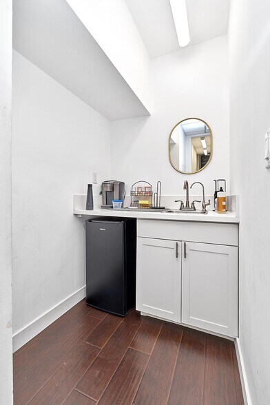 More Photos Of 220-228 N Canon Dr, Beverly Hills Loft Creative Space For Lease