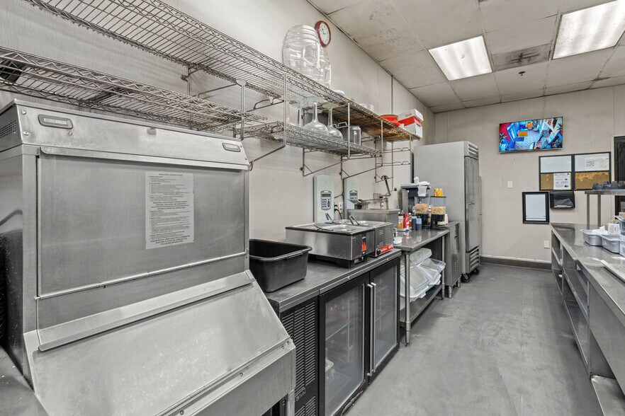 More Photos Of 1025 Industrial Dr, Crestview General Retail For Sale