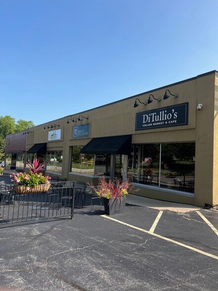 More Photos Of 2211-2213 E State St, Rockford Storefront For Lease