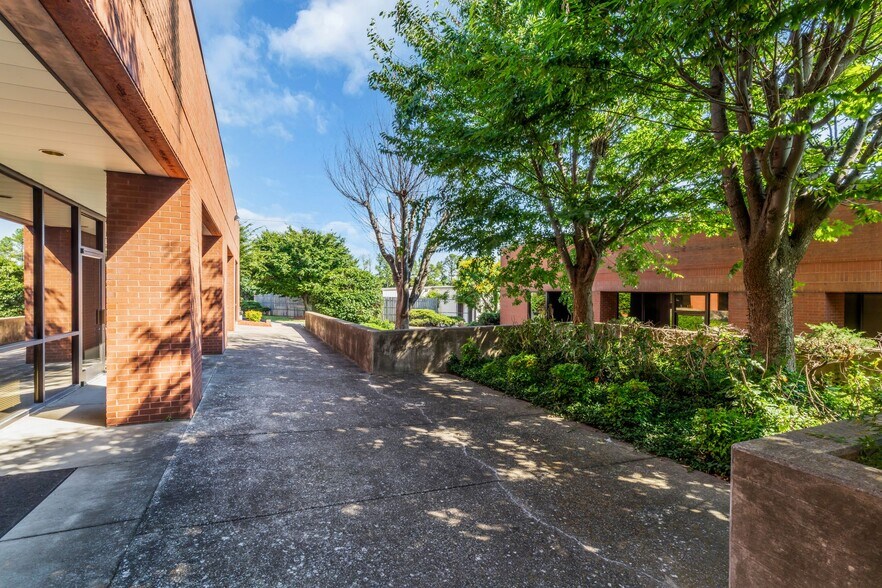 More Photos Of 104-176 Cude Ln, Madison Medical For Lease