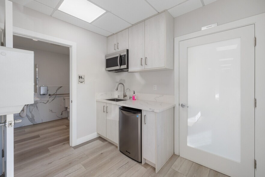 More Photos Of 121-123 S Victory Blvd, Burbank Storefront Retail Office For Sale