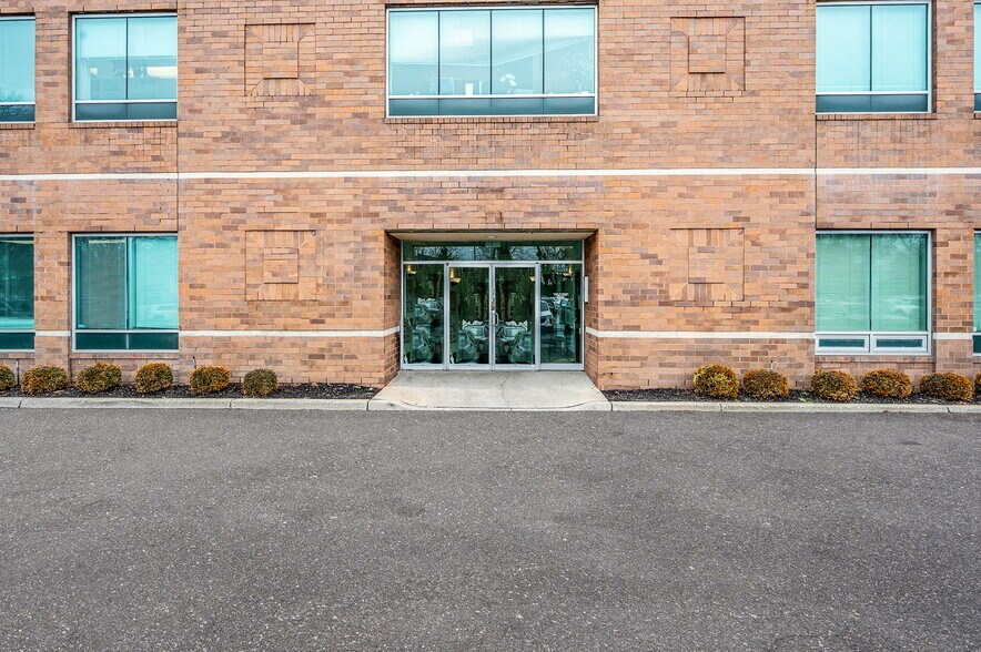 More Photos Of 180 E Main St, Bay Shore Medical For Sale