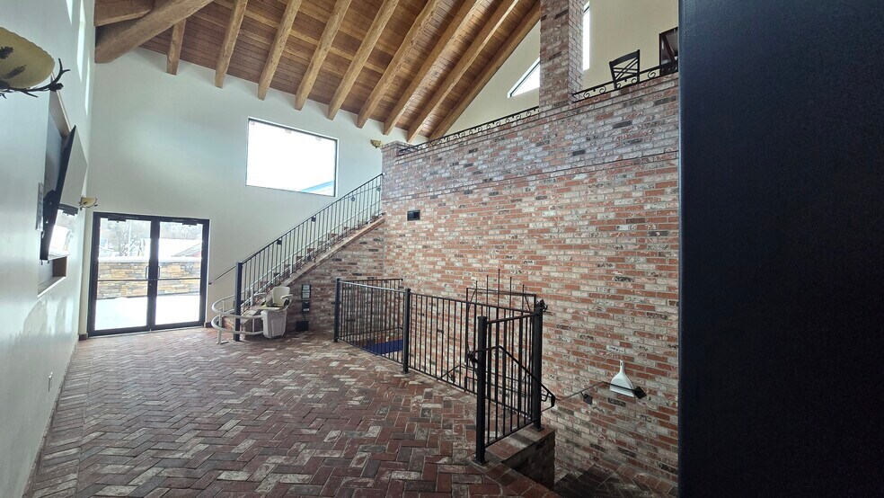 More Photos Of 1912 4th St, La Grande General Retail For Lease