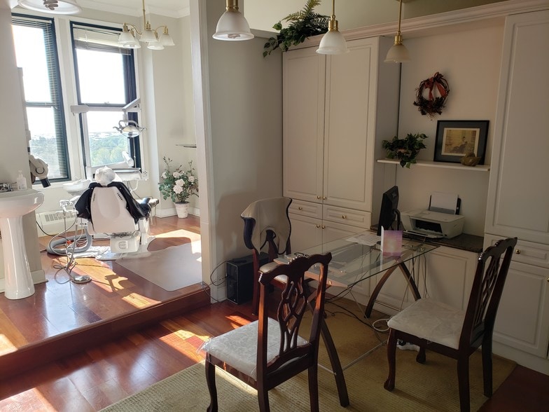 More Photos Of 111 N Wabash Ave, Chicago Office For Sale