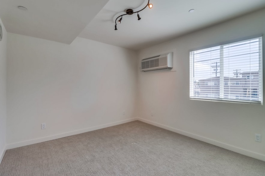 More Photos Of 1478 Hornblend St, San Diego Apartments For Sale