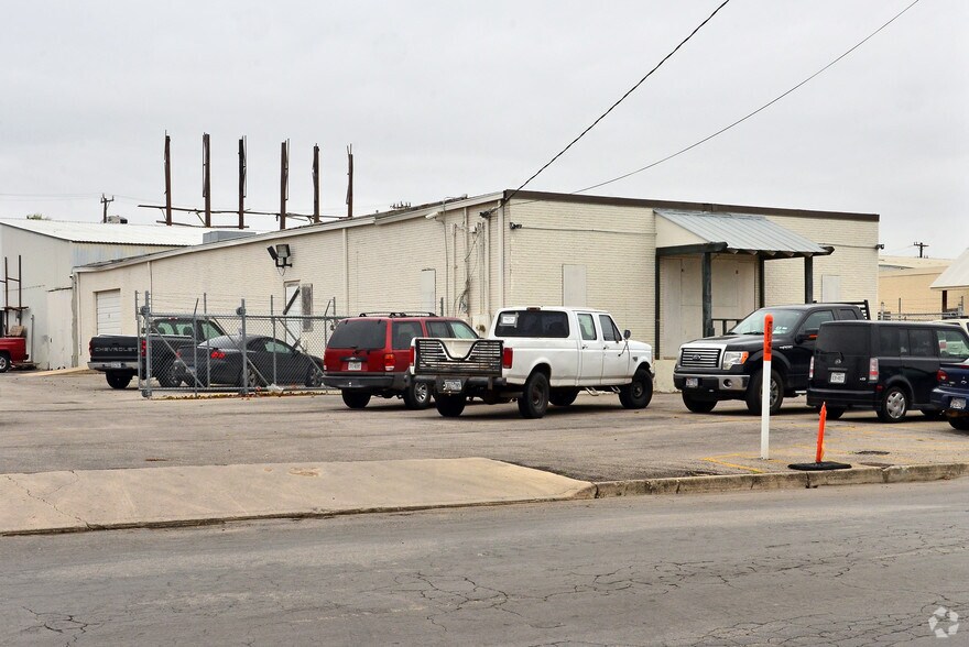 More Photos Of 9822 Ball St, San Antonio Warehouse For Lease
