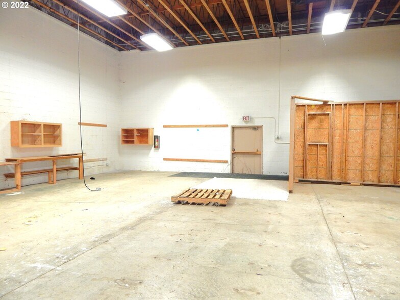 More Photos Of 400 Grant Smith Rd, Roseburg Specialty For Lease