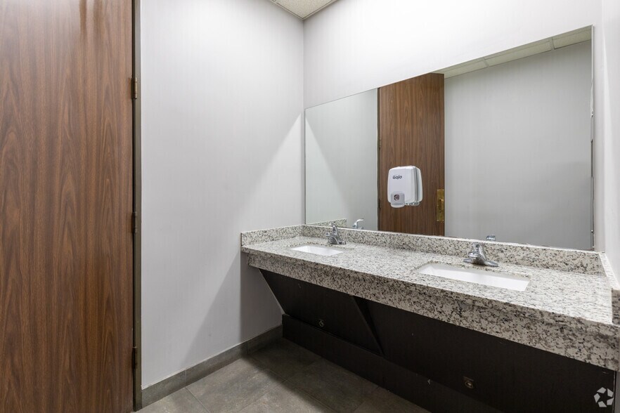 More Photos Of 701 N Post Oak Rd, Houston Office For Sale