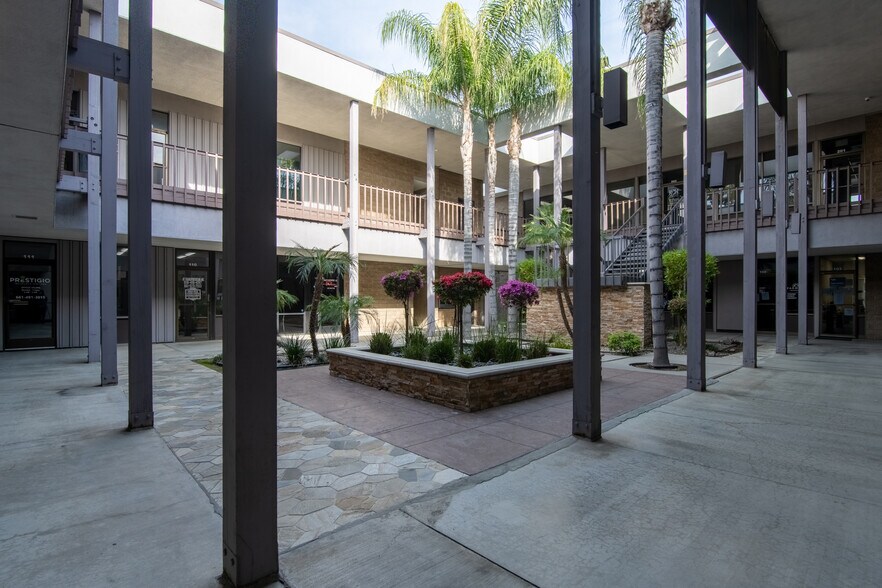 More Photos Of 5405 Stockdale Hwy, Bakersfield Office For Lease