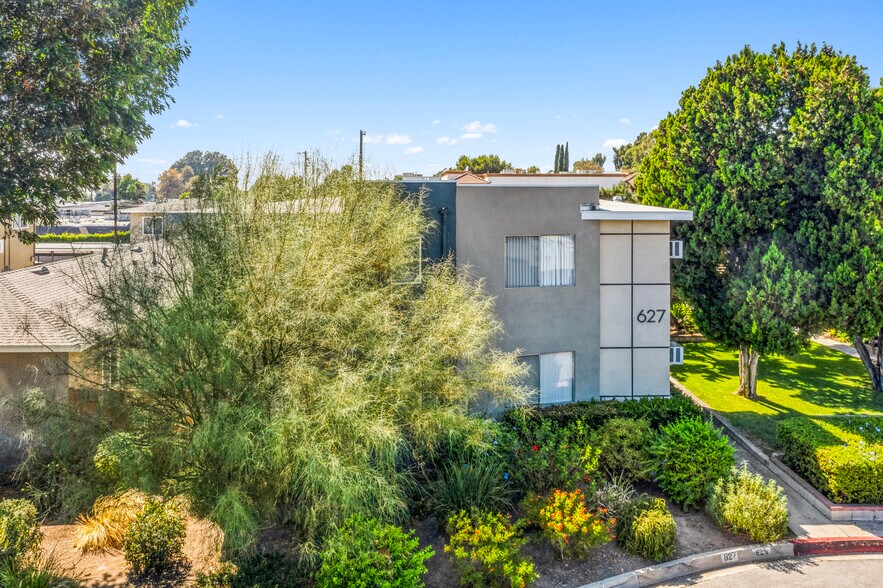 More Photos Of 625-627 S Wabash Ave, Glendora Apartments For Sale