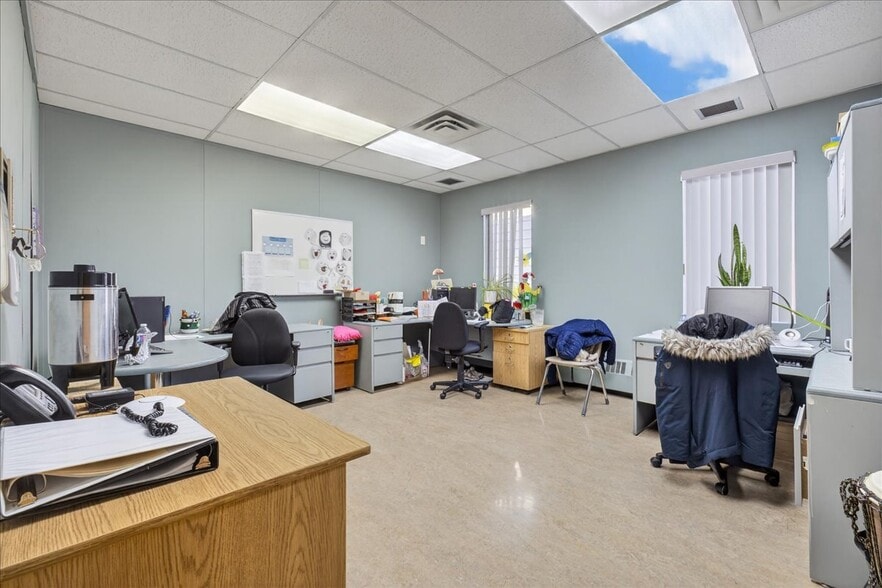 More Photos Of 11831 123 St NW, Edmonton Office For Sale