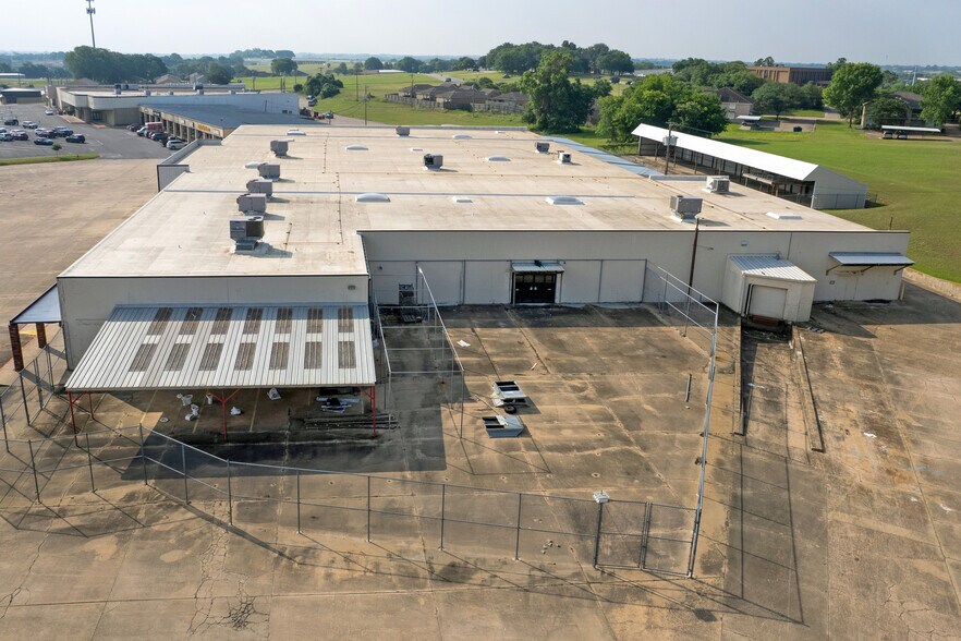 More Photos Of 2202 S Market St, Brenham Department Store For Sale