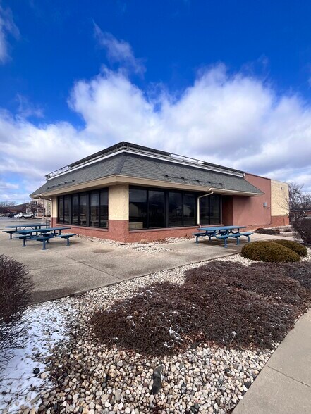 Primary Photo Of 1780 22nd Ave, Kenosha Fast Food For Sale