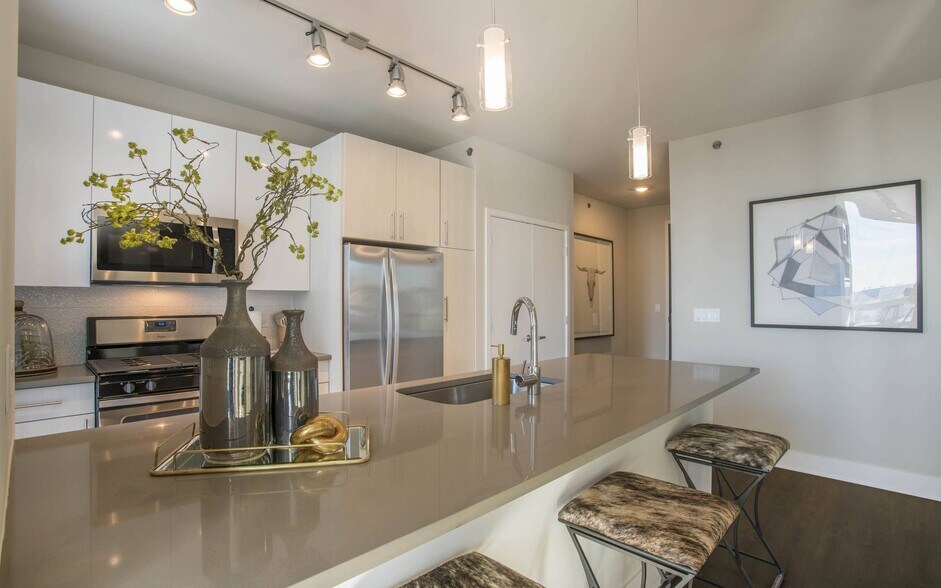 More Photos Of 801 S Financial Pl, Chicago Apartments For Lease