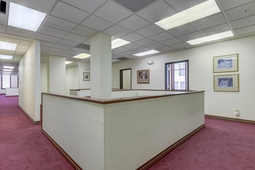 More Photos Of 200 S 6th St, Springfield Office For Lease