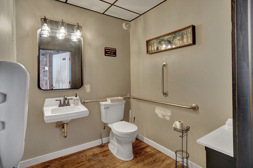 More Photos Of 902 Military Ave, Port Huron Restaurant For Lease