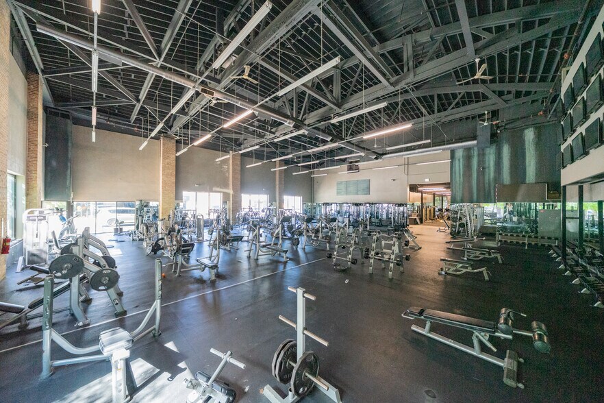 More Photos Of 4677 N Elston Ave, Chicago Health Club For Lease