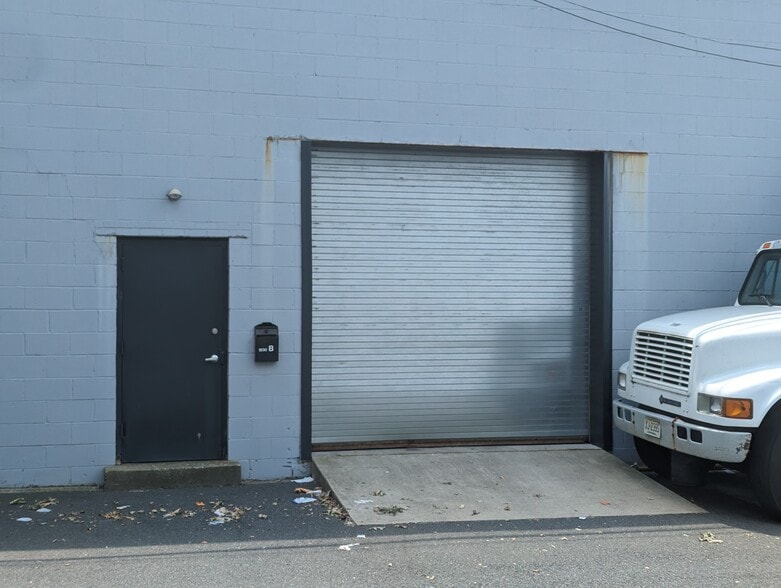 More Photos Of 1166-1200 W Chestnut St, Union Township Showroom For Lease