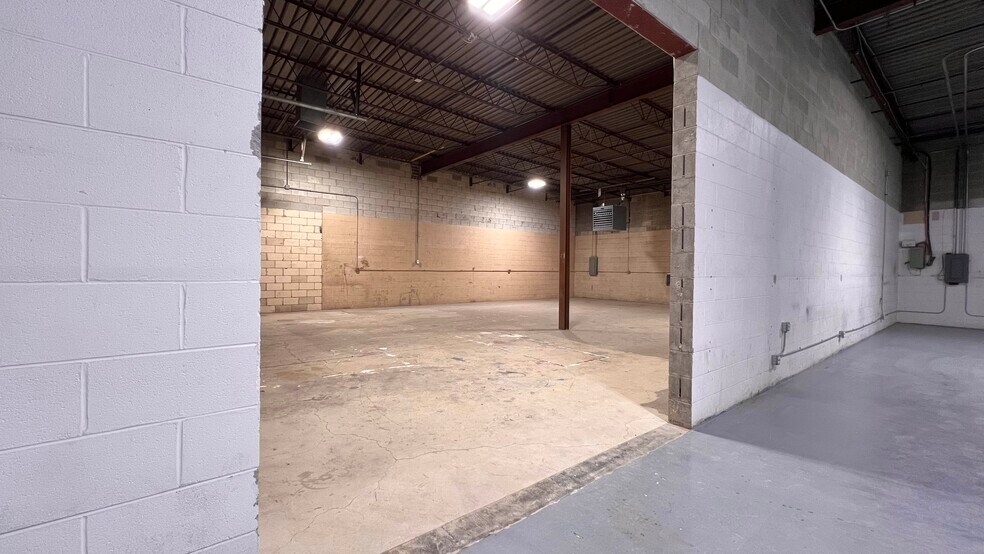 More Photos Of 4700 W 137th St, Crestwood Warehouse For Lease