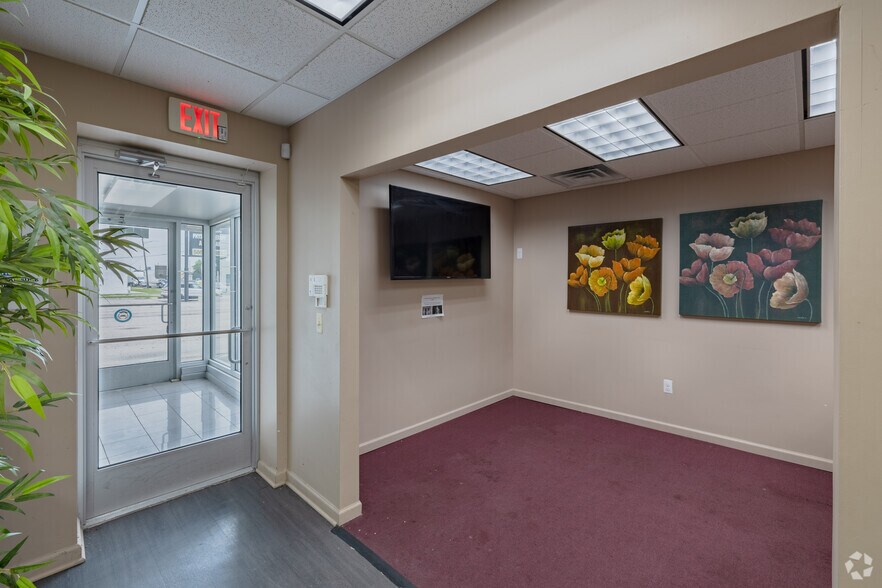 More Photos Of 27253 Van Dyke Ave, Warren Medical For Lease