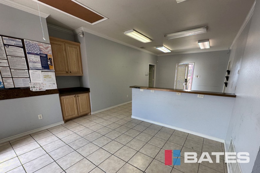 More Photos Of 423 Gautney St, Garland Showroom For Lease