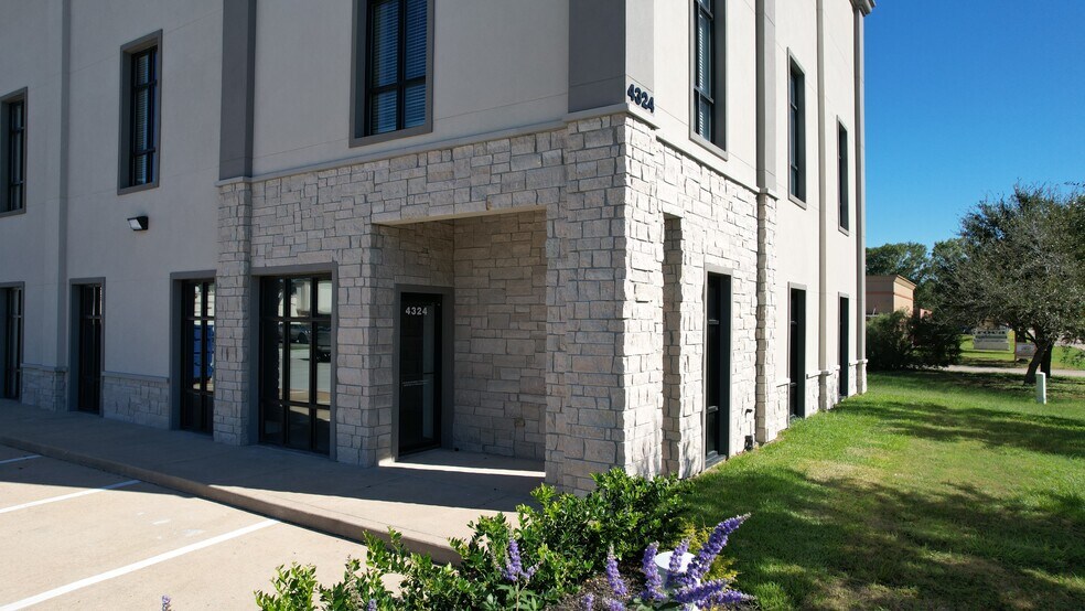 More Photos Of 4324 Greenbriar Dr, Stafford Office For Lease