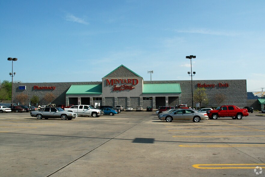 More Photos Of 2130 E Ledbetter Dr, Dallas General Retail For Lease