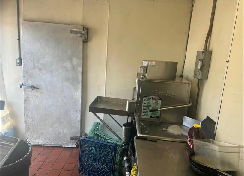 More Photos Of 161-50 Cross Bay Blvd, Howard Beach Fast Food For Lease