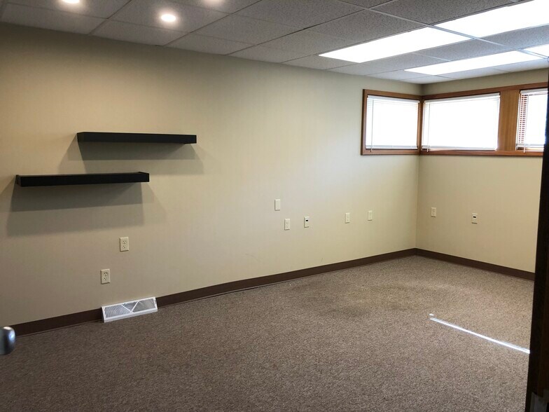 More Photos Of 1416 S Commercial St, Neenah Medical For Lease